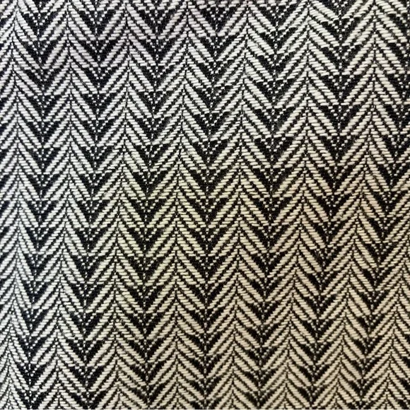 Banana Republic 5" Tailored Black & White Chevron Patterned Shorts (Size 4) - Picture 7 of 12